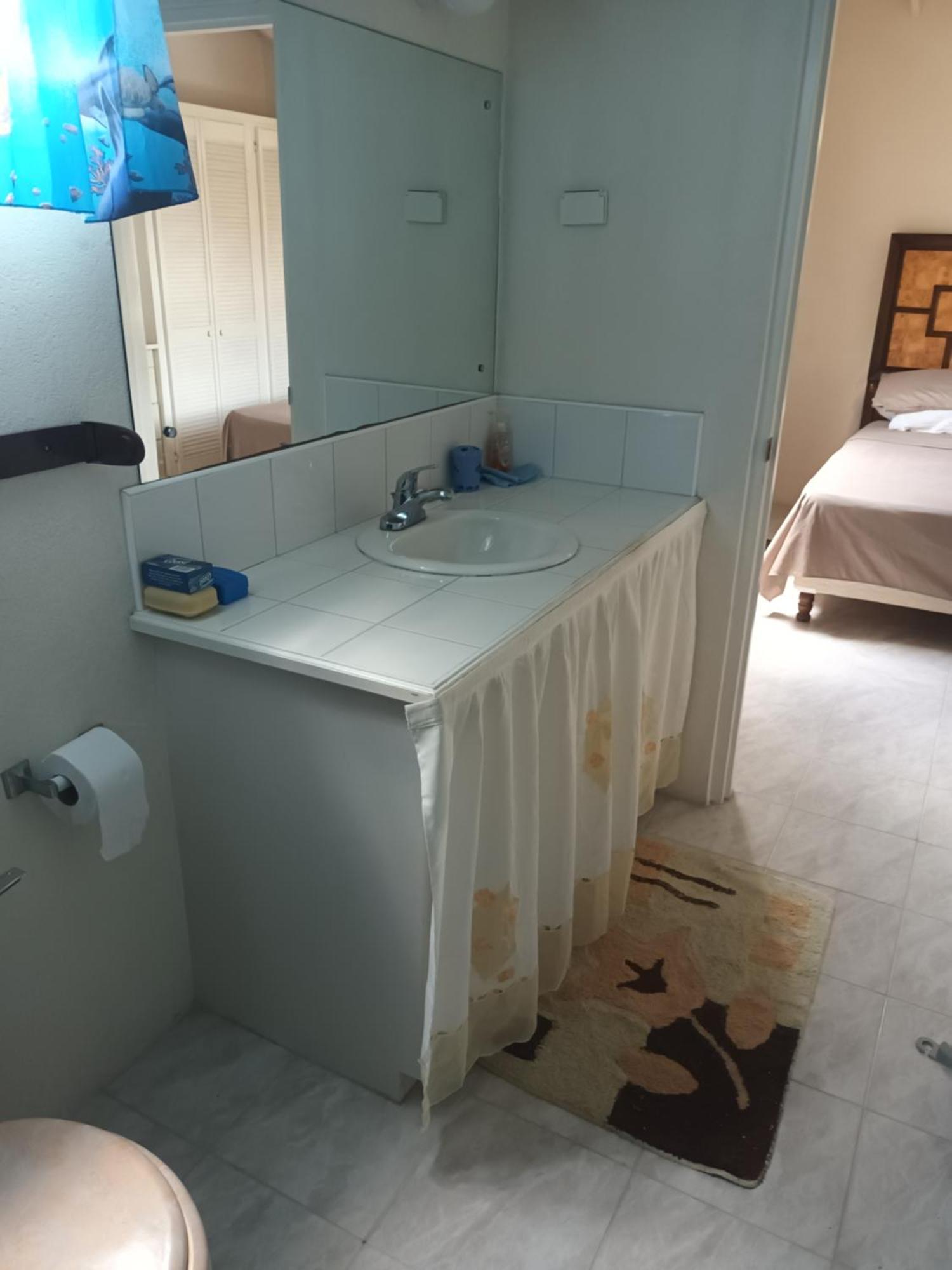 Super Breezy Cozynook ! Hotell Bridgetown Exteriör bild