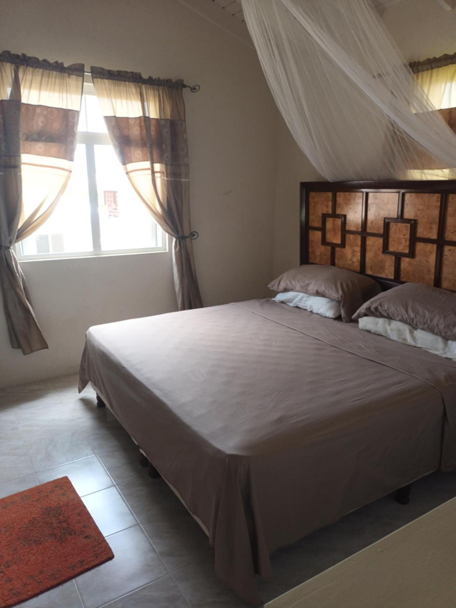 Super Breezy Cozynook ! Hotell Bridgetown Exteriör bild